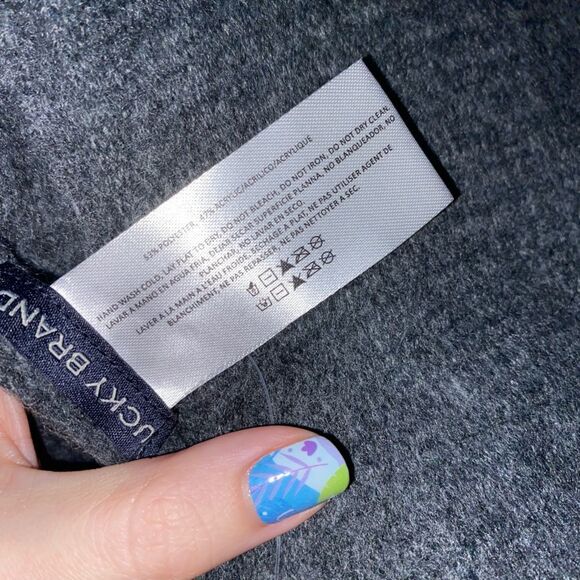 4 For $50 🎃 Lucky Brand NWT Gray Oversized Fringe Scarf - Picture 6 of 6